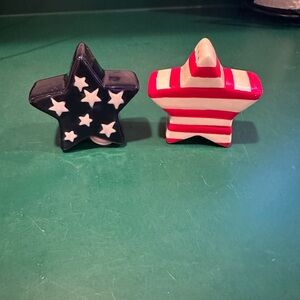 Ceramic salt n pepper shaker set